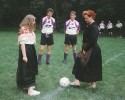 Kirmes 1997 - Sabine Vernau und Sabrina Kallenbach beim Anstoss